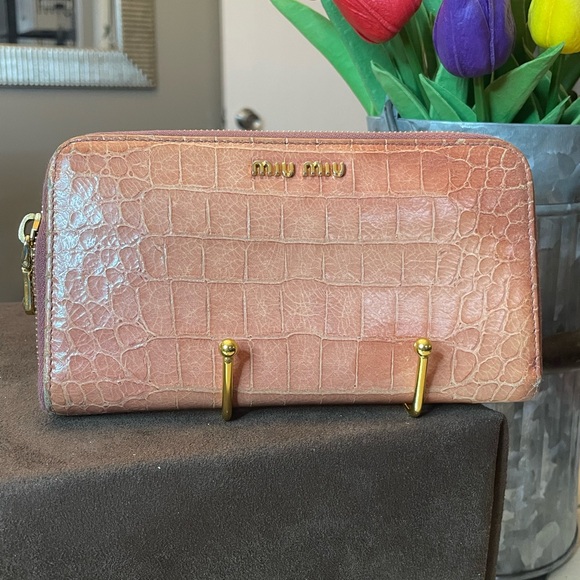 Miu Miu Croc-Embossed Leather Wallet - Pink